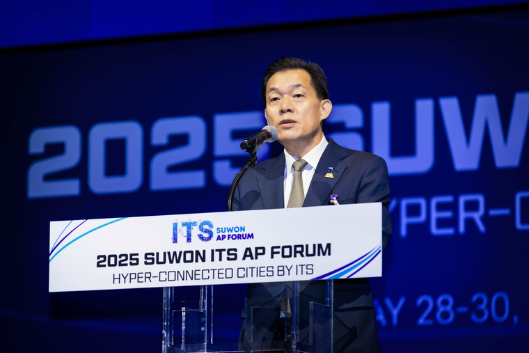 2025 수원 ITS 아태총회 개막식에서 이재준 수원시장이 환영사를 하고 있다 <수원시 제공>
