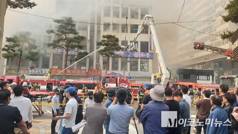 화재가 발생한 서울 중구 산림동 일대에서 소방당국이 진화를 하고 있다. 사진=권은주 기자 