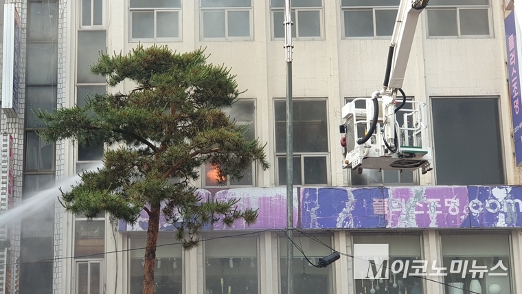 소방당국이 서울 중구 산림동 내 불이 붙은 건물에서 진화 작업을 벌이고 있다. 사진=권은주 기자