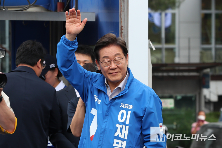 이재명 더불어민주당 대통령 선거 후보가 28일 서울 어린이대공원 정문 앞에서 열린 유세에서 참석해 지지자들을 향해 손을 흔들고 있다. 사진=최동환 기자