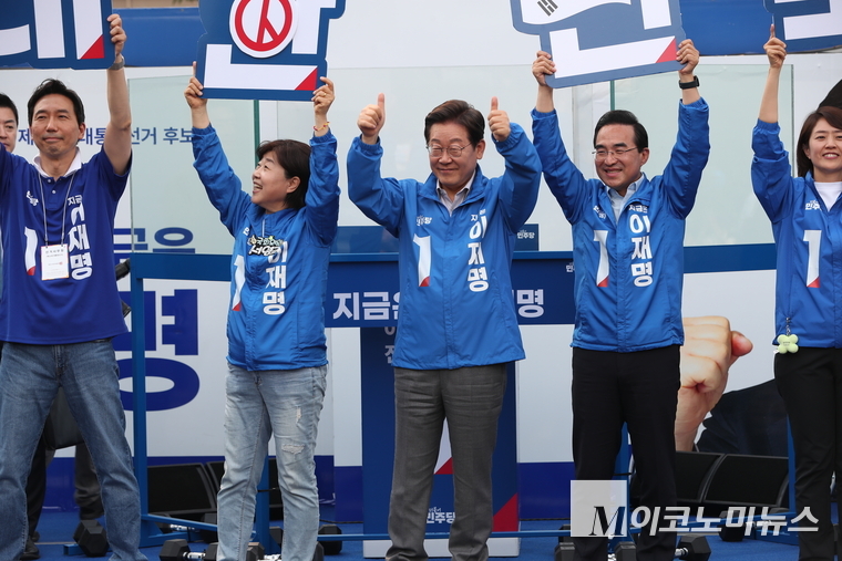 이재명 더불어민주당 대통령 선거 후보가 28일 서울 어린이대공원 정문 앞에서 열린 유세에서 민주당 박홍근·서영교·고민정 의원 등과 함께 사전투표를 독려하고 있다. 사진=최동환 기자