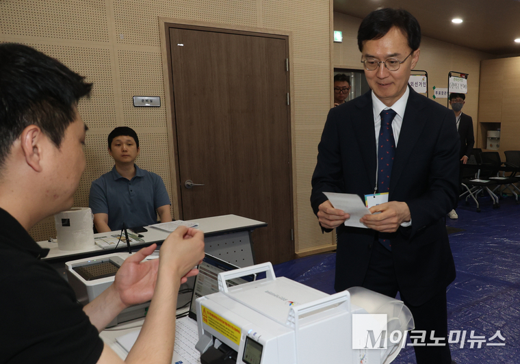 제21대 대통령선거 사전투표를 하루 앞둔 28일 서울 관악구 신사동사전투표소에서 오민석 서울시선관위 위원장이 현장 점검을 하고 있다. 사진=최동환 기자