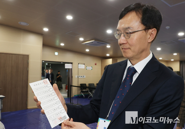 제21대 대통령선거 사전투표를 하루 앞둔 28일 서울 관악구 신사동사전투표소에서 오민석 서울시선관위 위원장이 현장 점검을 하고 있다. 사진=최동환 기자