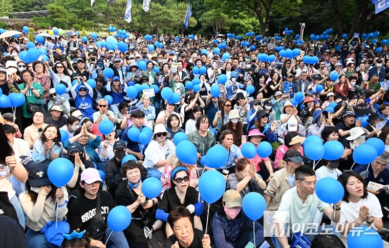 이재명 더불어민주당 대통령 선거 후보가 28일 서울 어린이대공원 정문 앞에서 열린 유세에 지지자들이 각양각색의 응원 도구를 들고 유세에 참석했다. 사진=최동환 기자