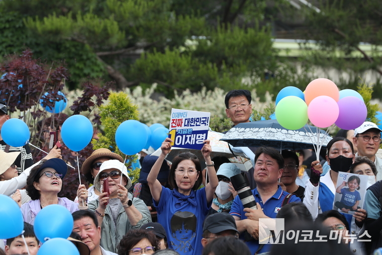 이재명 더불어민주당 대통령 선거 후보가 28일 서울 어린이대공원 정문 앞에서 열린 유세에 지지자들이 각양각색의 응원 도구를 들고 유세에 참석했다. 사진=최동환 기자