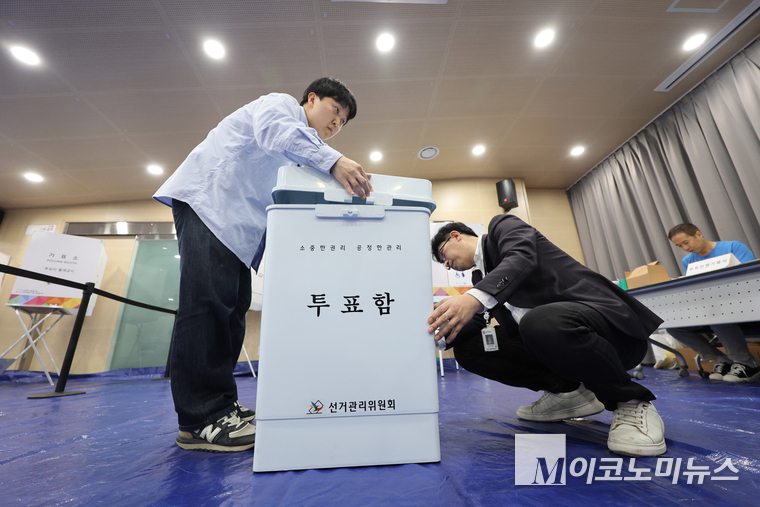 제21대 대통령 선거 사전투표를 하루 앞둔 28일 서울 관악구 신사동복합청사에 마련된 사전투표소에서 서울시선관위 관계자들이 투표소 설치 작업을 하고 있다. 사진=최동환 기자
