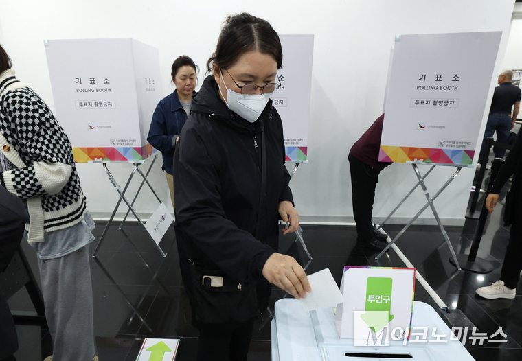 제21대 대통령선거 사전투표가 실시된 29일 오전 서울 강남구 역삼1동 사전투표소에서 유권자들이 투표를 하고 있다. 사진=최동환 기자