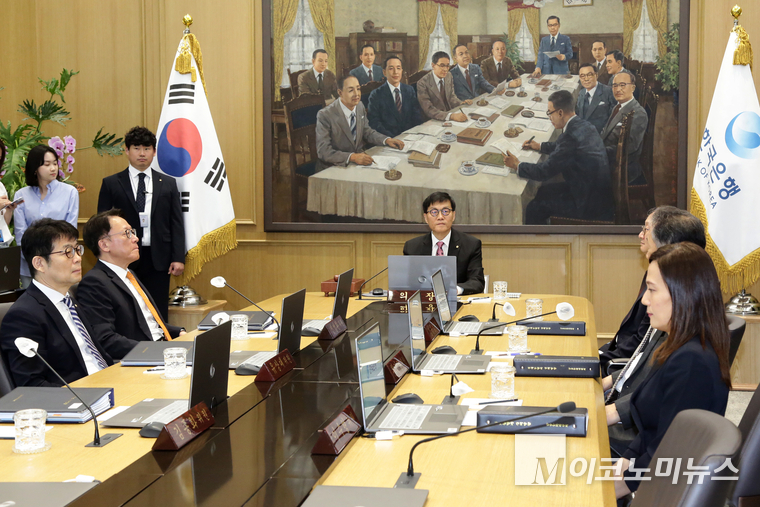 이창용 한국은행 총재가 29일 서울 중구 한국은행에서 열린 금융통화위원회를 주재하고 있다. 사진=공동취재