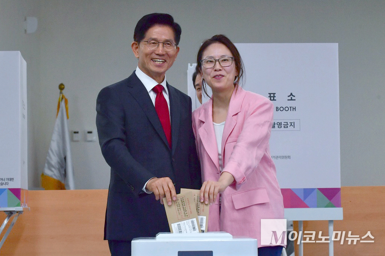 김문수 국민의힘 대선 후보가 6·3 대통령선거 사전투표 첫날인 29일 이재명 더불어민주당 대선 후보의 지역구인 인천 계양에서 딸 동주씨와 사전투표를 했다. 사진=최동환 기자