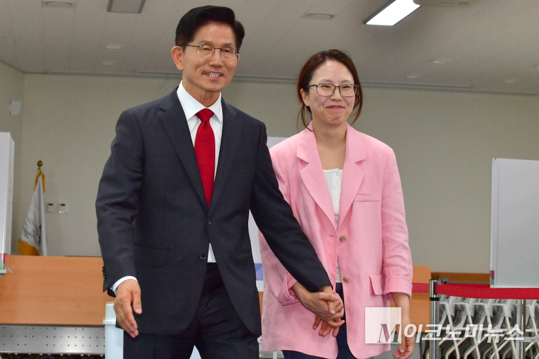 김문수 국민의힘 대선 후보가 6·3 대통령선거 사전투표 첫날인 29일 이재명 더불어민주당 대선 후보의 지역구인 인천 계양에서 딸 동주씨와 사전투표를 했다. 사진=최동환 기자