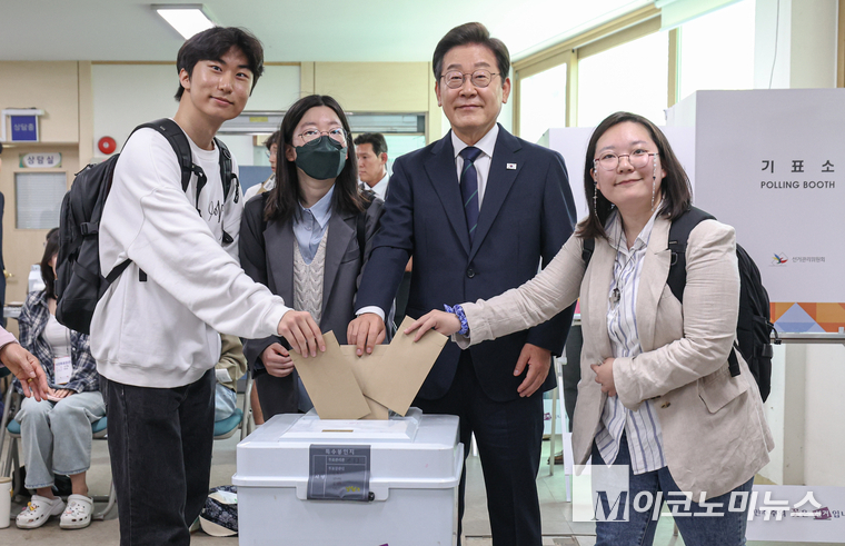 이재명 더불어민주당 대선 후보가 29일 신촌서 사전투표를 했다. 사진=더불어민주당