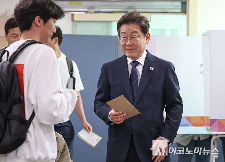 이재명 더불어민주당 대선 후보가 29일 신촌서 사전투표를 했다. 사진=더불어민주당