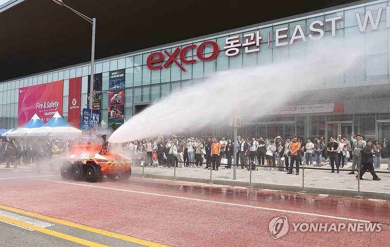 28일 오후 대구 북구 엑스코에서 열린 21회 국제소방안전박람회에서 소방청과 현대자동차 그룹이 공동 개발한 차량형 무인 소방 로봇이 시연하고있다. 사진=연합뉴스 