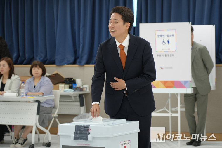 이준석 개혁신당 대선 후보가 사전투표 첫날인 29일 오전 10시 44분쯤 경기 화성 동탄9동 행정복지센터에 위치한 사전투표장을 방문해투표했다. 사진=개혁신당