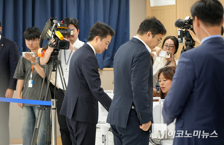 이준석 개혁신당 대선 후보가 사전투표 첫날인 29일 오전 10시 44분쯤 경기 화성 동탄9동 행정복지센터에 위치한 사전투표장을 방문해투표했다. 사진=개혁신당
