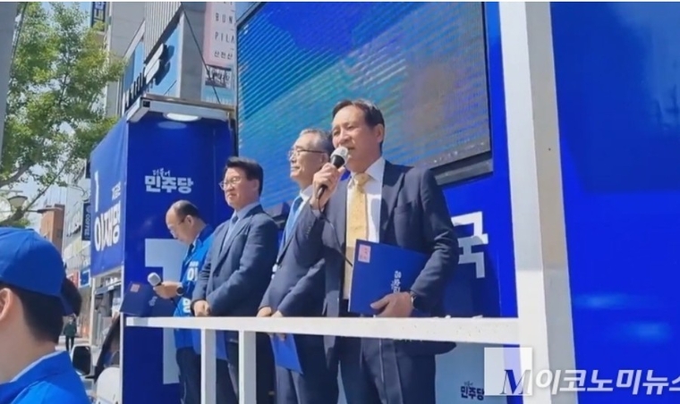 마이크를 쥔 채 이재명 후보 지지 유세를 하고 있는 정재현 전 상주시의장. 사진=M이코노미 자료