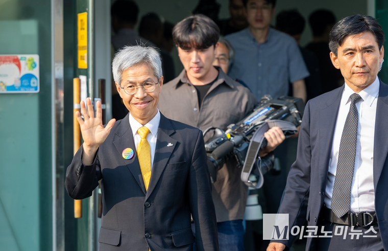 권영국 민주노동당 후보는 29일 여수 산업단지를 찾아 캠페인 후 주삼동주민센터를 찾아 사전투표를 했다. 사진=민주노동당