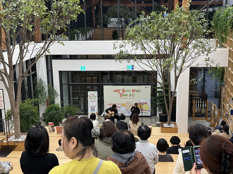 지난해 수원 수목원에서 펼쳐진 ‘새빛 동행길' 공연 모습 <수원시 제공>