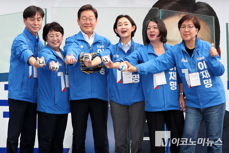 이재명 후보와 야4당 대표들은 29일 잠실야구장 앞에서 열린 유세에서 ‘내,란,종,식,1’이라고 적힌 야구공을 들고 투표를 독려했다. 사진=최동환 기자