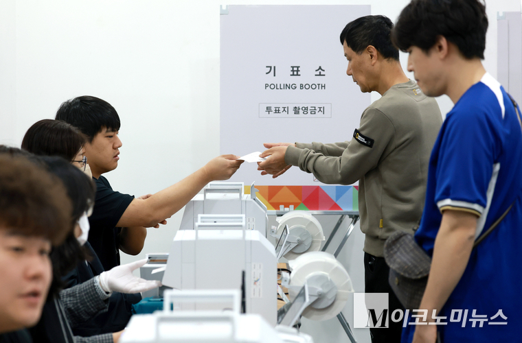 제21대 대통령선거 사전투표가 실시된 지난 29일 오전 서울 강남구 역삼1동 사전투표소에서 유권자들이 투표를 하고 있다. 사진=최동환 기자