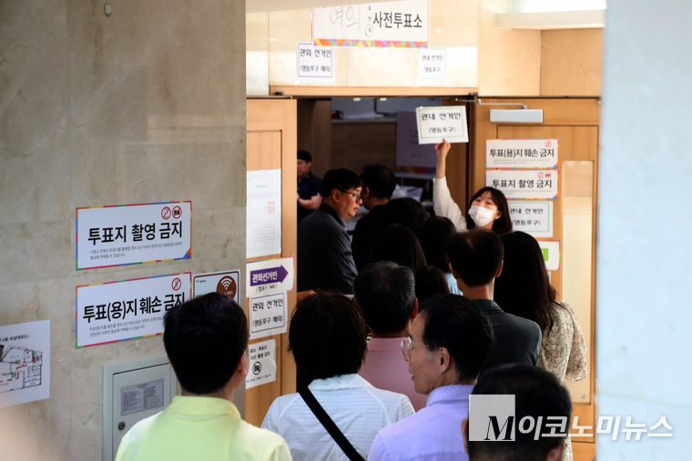 제21대 대통령 선거 사전투표 둘째 날인 30일 오전 서울 영등포구 여의동주민센터(4층, 다목적회의실) 사전투표소에 투표하기 위한 유권자들의 긴 줄이 늘어서 있다. 사진=최동환 기자