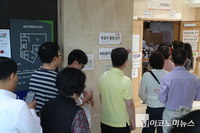 제21대 대통령 선거 사전투표 둘째 날인 30일 오전 서울 영등포구 여의동주민센터(4층, 다목적회의실) 사전투표소에 투표하기 위한 유권자들의 긴 줄이 늘어서 있다. 사진=최동환 기자