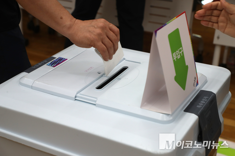 제21대 대통령 선거 사전투표 둘째 날인 30일 오전 유권자들이 서울 영등포구 여의동주민센터(4층, 다목적회의실)에 마련된 사전투표소에서 소중한 한 표를 행사하고 있다. 사진=최동환 기자