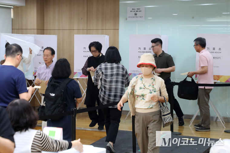 제21대 대통령 선거 사전투표 둘째 날인 30일 오전 유권자들이 서울 영등포구 여의동주민센터(4층, 다목적회의실)에 마련된 사전투표소에서 소중한 한 표를 행사하고 있다. 사진=최동환 기자