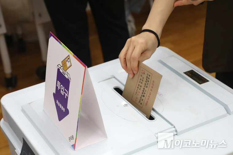 제21대 대통령 선거 사전투표 둘째 날인 30일 오전 유권자들이 서울 영등포구 여의동주민센터(4층, 다목적회의실)에 마련된 사전투표소에서 소중한 한 표를 행사하고 있다. 사진=최동환 기자