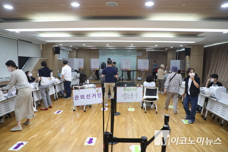 제21대 대통령 선거 사전투표 둘째 날인 30일 오전 유권자들이 서울 영등포구 여의동주민센터(4층, 다목적회의실)에 마련된 사전투표소에서 소중한 한 표를 행사하고 있다. 사진=최동환 기자