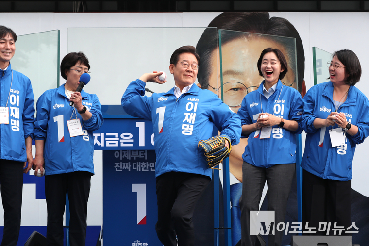 이재명 더불어민주당 대선 후보가 지난 29일 잠실야구장 앞에서 열린 유세에서 야4당 대표들과 퍼포먼스하고 있다. 사진=최동환 기자