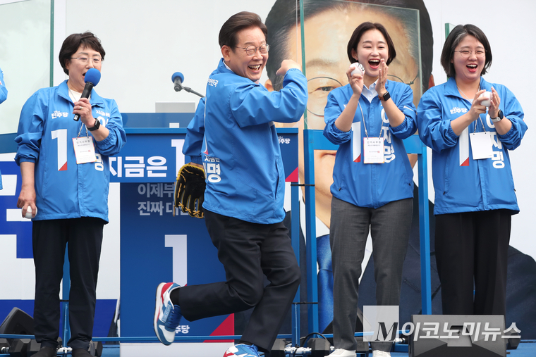 이재명 더불어민주당 대선 후보가 지난 29일 잠실야구장 앞에서 열린 유세에서 야4당 대표들과 퍼포먼스하고 있다. 사진=최동환 기자
