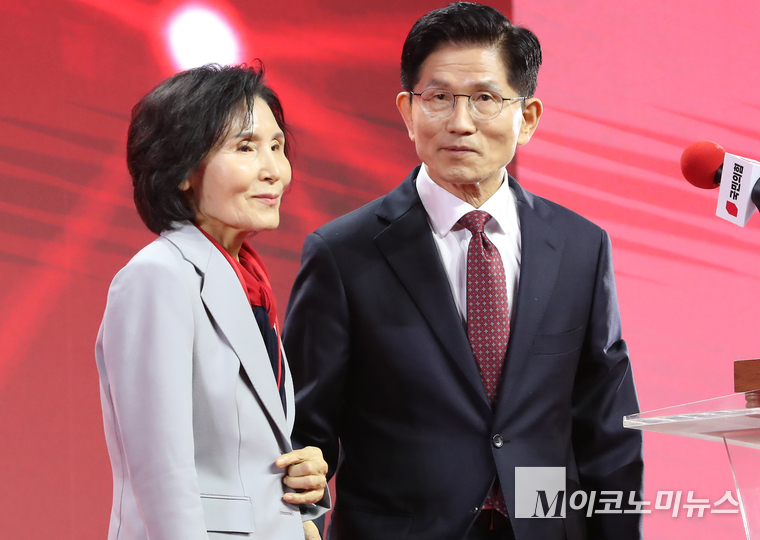 지난 5월 3일 경기 고양시 킨텍스에서 열린 국민의힘 전당대회에서 김문수 후보와 설난영 여사가 자리를 함께하고 있다. 사진=최동환 기자