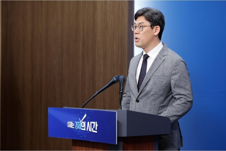 30일 오전 경기도청 브리핑룸에서 허승범 기획조정실장이 2025년도 제1회 추가경정예산안 관련 브리핑을 하고 있다 <경기도 제공>