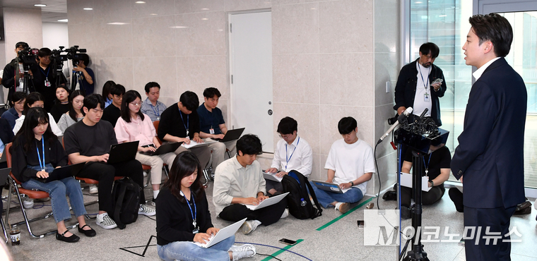 이준석 개혁신당 대선 후보는 30일 국회 소통관에서 기자회견 후 기자들의 질문에 답하고 있다. 사진=최동환 기자