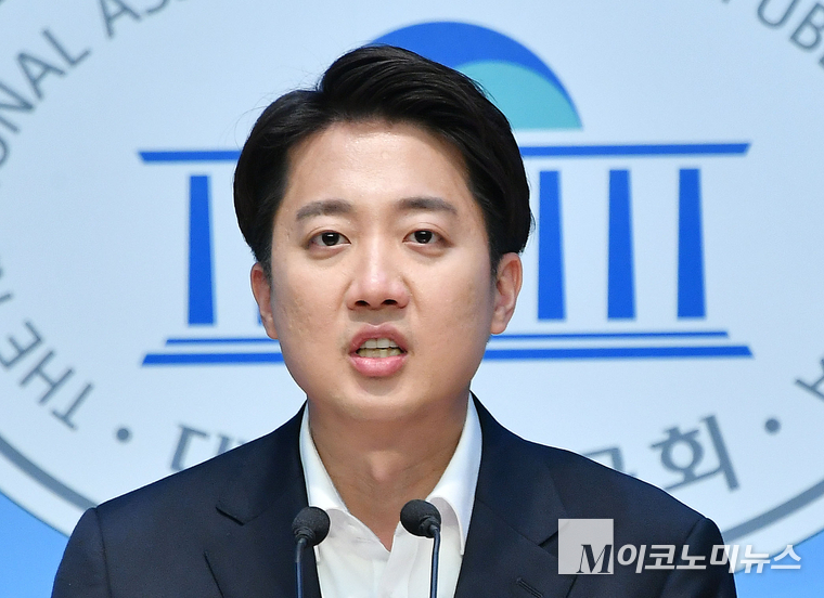 이준석 개혁신당 대선 후보가 30일 국회 소통관에서 기자회견하고 있다. 사진=최동환 기자
