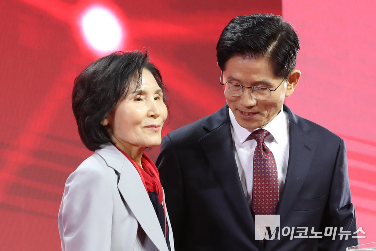지난 5월 3일 경기 고양시 킨텍스에서 열린 국민의힘 전당대회에서 김문수 후보와 설난영 여사가 자리를 함께하고 있다. 사진=최동환 기자
