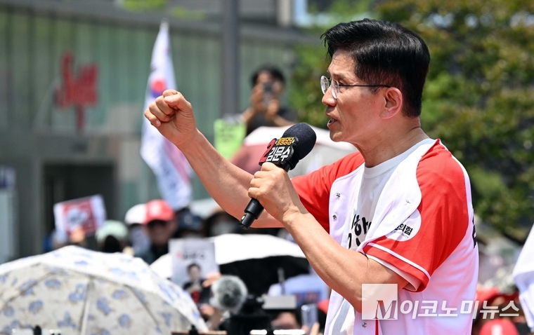 김문수 국민의힘 대선 후보가 1일 서울 강남구 코엑스 동문 앞에서 열린 유세에서 유권자들에게 지지를 호소하고 있다. 사진=최동환 기자