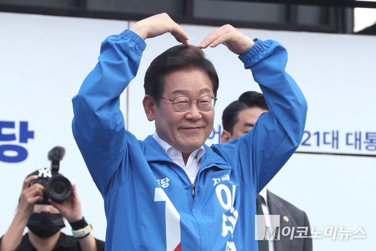 이재명 더불어민주당 대선 후보가 지난 29일 잠실야구장 앞에서 열린 유세에서 유권자들을 향해 지지를 호소하고 있다. 사진=최동환 기자