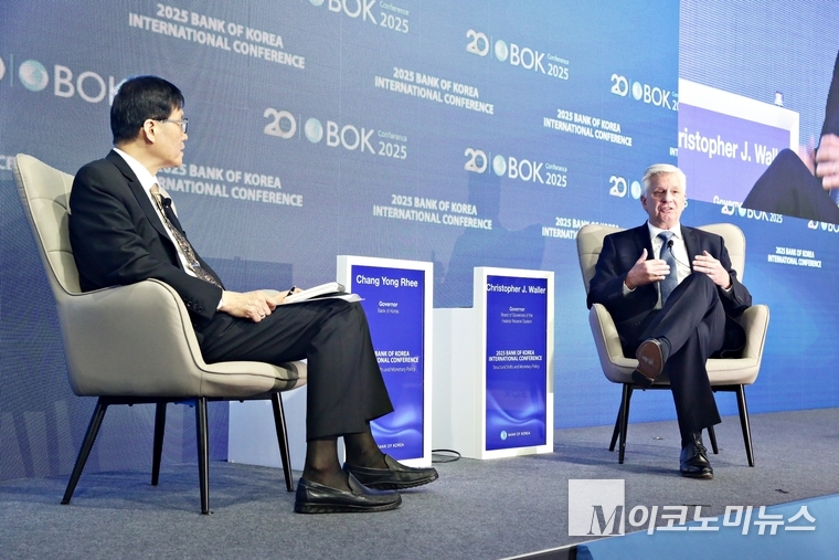 이창용 한국은행 총재와 크리스토퍼 월러 미국 연방준비제도 이사가 2일 서울 중구 한국은행에서 열린 2025년 BOK 국제컨퍼런스에서 미국 경제 전망과 다양한 통화정책 이슈에 대해 대담하고 있다. 사진=최동환 기자