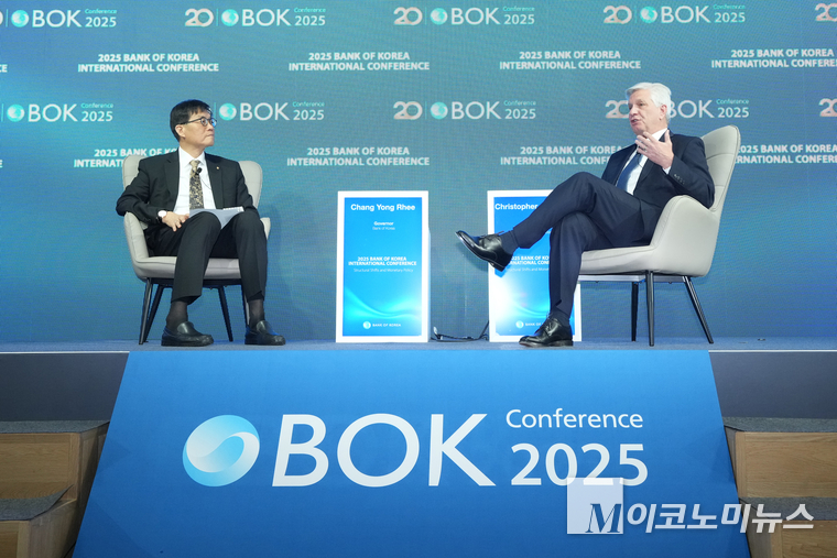 이창용 한국은행 총재와 크리스토퍼 월러 미국 연방준비제도 이사가 2일 서울 중구 한국은행에서 열린 2025년 BOK 국제컨퍼런스에서 미국 경제 전망과 다양한 통화정책 이슈에 대해 대담하고 있다. 사진=최동환 기자