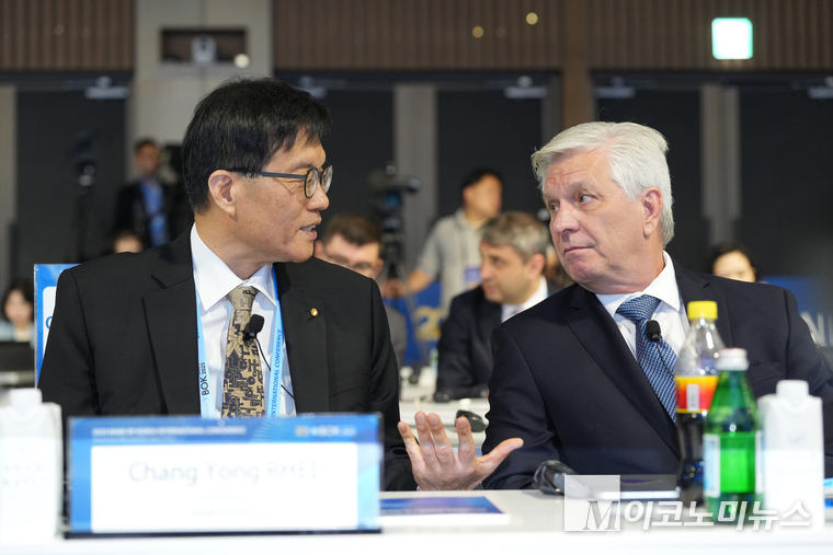 이창용 총재와 크리스토퍼 월러 미국 연방준비제도 이사가 2일 서울 중구 한국은행에서 열린 2025년 BOK 국제컨퍼런스에 앞서 이야기 나누고 있다. 사진=최동환 기자