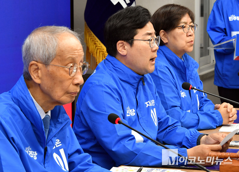 박찬대 더불어민주당 상임총괄선거대책위원장은 2일 민주당 중앙당사에서 열린 중앙선거대책위원회의에서 발언하고 있다. 사진=최동환 기자<br>
