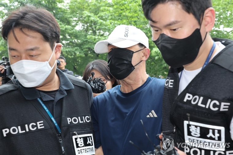 서울 지하철 5호선 열차 안에 불을 지른 60대 남성이 2일 영장실질심사를 위해 서울남부지법에 출석하고 있다. 사진=연합뉴스 