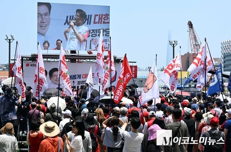 김문수 국민의힘 대선 후보가 1일 서울 강남구 코엑스 동문 앞에서 열린 유세에서 유권자들에게 지지를 호소하고 있다. 사진=최동환 기자