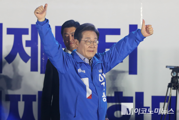 이재명 더불어민주당 대통령 선거 후보가 2일 저녁 여의도공원 마지막 유세에서 유권자들을 향해 지지를 호소했다. 사진=최동환 기자