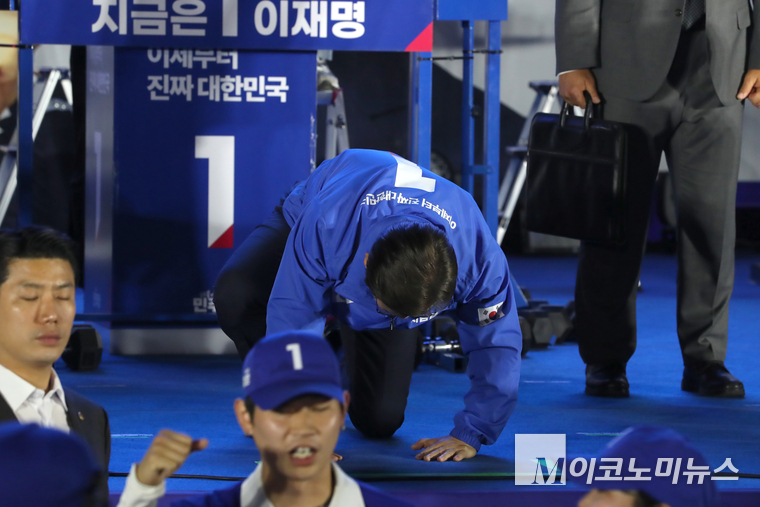 이재명 더불어민주당 대통령 선거 후보가 2일 저녁 여의도공원 마지막 유세에서 유권자들을 향해 큰절하고 있다. 사진=최동환 기자