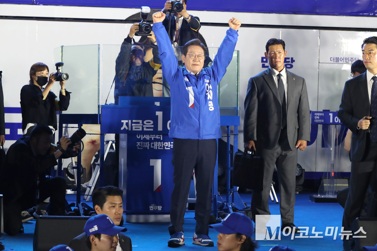 이재명 더불어민주당 대통령 선거 후보가 2일 저녁 여의도공원 마지막 유세에서 유권자들을 향해 지지를 호소했다. 사진=최동환 기자
