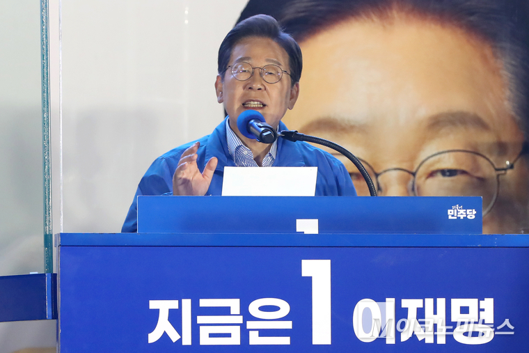 이재명 더불어민주당 대통령 선거 후보가 2일 저녁 여의도공원을 마지막 유세에서 유권자들을 향해 지지를 호소했다. 사진=최동환 기자