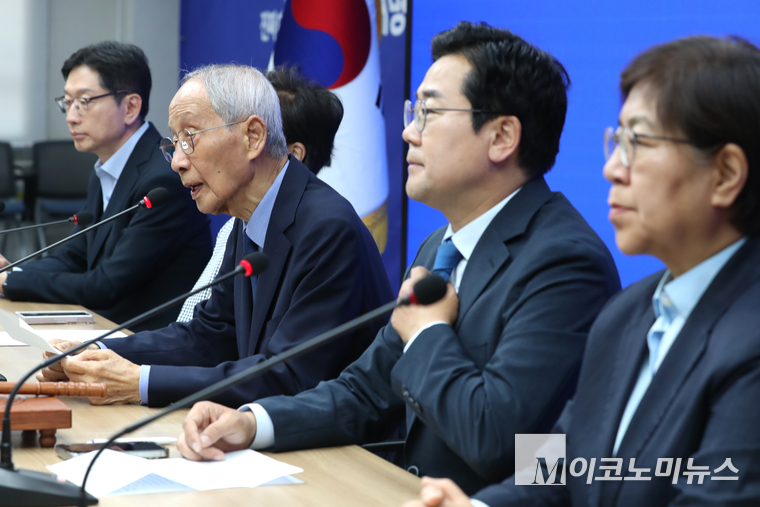 윤여준 민주당 상임총괄선거대책위원장이 3일 오전 여의도 중앙당사에서 열린 중앙선거대책위원회 회의에서 발언하고 있다. 사진=최동환 기자